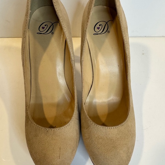Delicious Beige Women's Heels size  7.5 - Picture 2 of 11